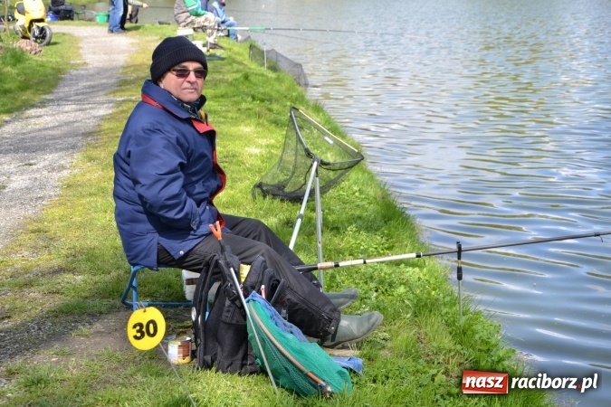 Zdjęcie w galerii na portalu naszraciborz.pl: Deszcz, grad, wiatr, czasem słońce na otwarcie sezonu wędkarskiego w Tworkowie  wiadomości z regionu