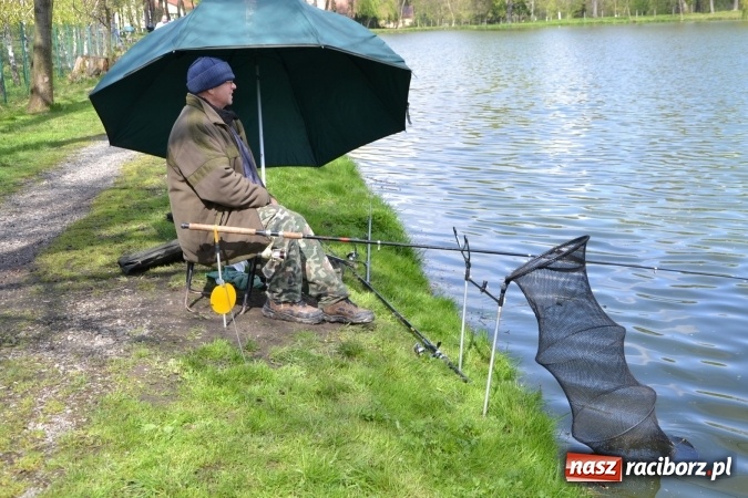 Zdjęcie w galerii na portalu naszraciborz.pl: Deszcz, grad, wiatr, czasem słońce na otwarcie sezonu wędkarskiego w Tworkowie  wiadomości z regionu