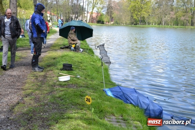 Zdjęcie w galerii na portalu naszraciborz.pl: Deszcz, grad, wiatr, czasem słońce na otwarcie sezonu wędkarskiego w Tworkowie  wiadomości z regionu