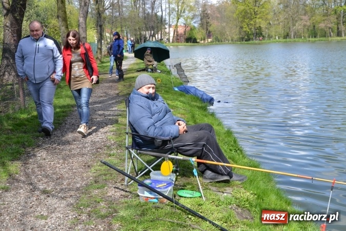 Zdjęcie w galerii na portalu naszraciborz.pl: Deszcz, grad, wiatr, czasem słońce na otwarcie sezonu wędkarskiego w Tworkowie  wiadomości z regionu