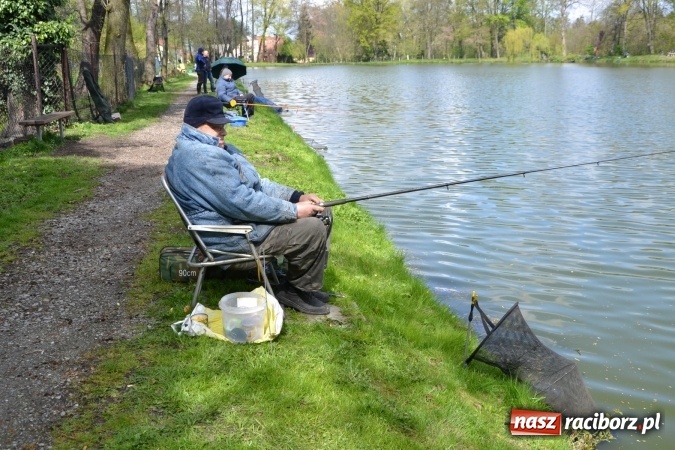 Zdjęcie w galerii na portalu naszraciborz.pl: Deszcz, grad, wiatr, czasem słońce na otwarcie sezonu wędkarskiego w Tworkowie  wiadomości z regionu