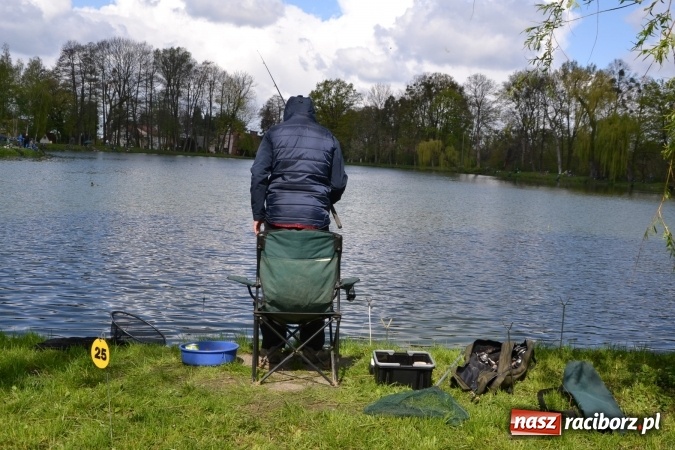Zdjęcie w galerii na portalu naszraciborz.pl: Deszcz, grad, wiatr, czasem słońce na otwarcie sezonu wędkarskiego w Tworkowie  wiadomości z regionu