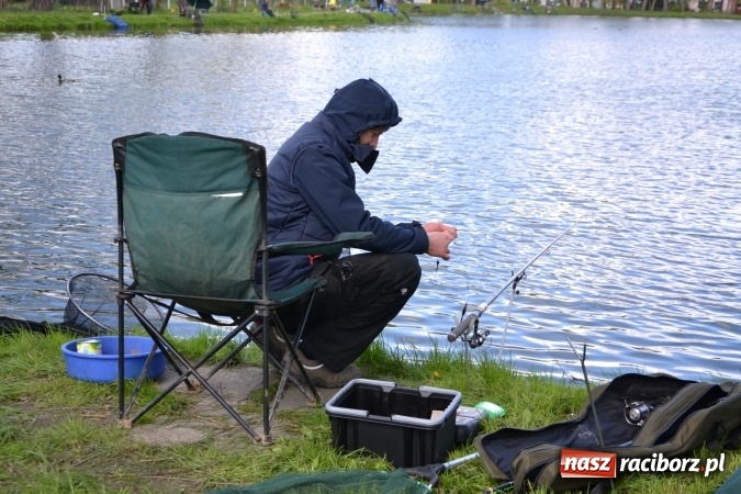 Zdjęcie w galerii na portalu naszraciborz.pl: Deszcz, grad, wiatr, czasem słońce na otwarcie sezonu wędkarskiego w Tworkowie  wiadomości z regionu