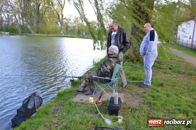 Zdjęcie w galerii na portalu naszraciborz.pl: Deszcz, grad, wiatr, czasem słońce na otwarcie sezonu wędkarskiego w Tworkowie  wiadomości z regionu