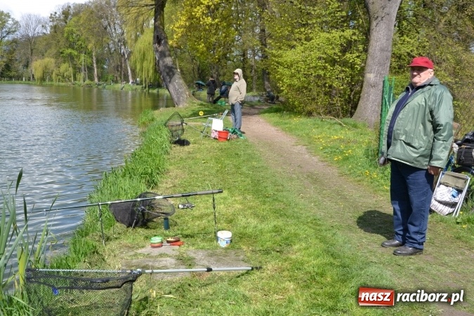 Zdjęcie w galerii na portalu naszraciborz.pl: Deszcz, grad, wiatr, czasem słońce na otwarcie sezonu wędkarskiego w Tworkowie  wiadomości z regionu