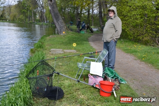 Zdjęcie w galerii na portalu naszraciborz.pl: Deszcz, grad, wiatr, czasem słońce na otwarcie sezonu wędkarskiego w Tworkowie  wiadomości z regionu