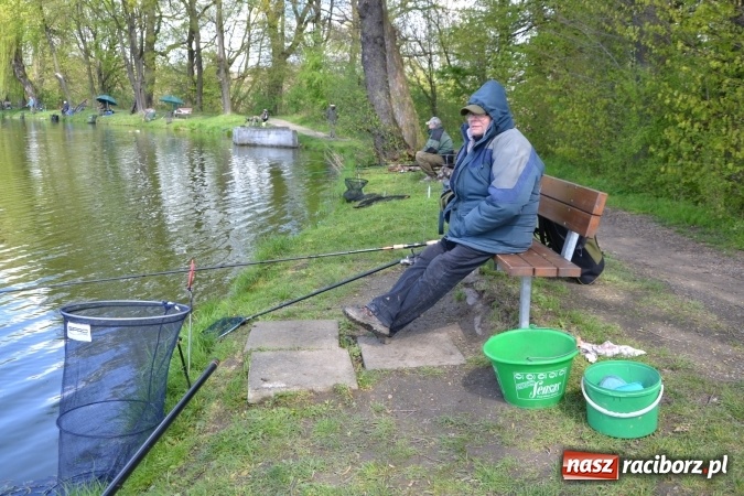Zdjęcie w galerii na portalu naszraciborz.pl: Deszcz, grad, wiatr, czasem słońce na otwarcie sezonu wędkarskiego w Tworkowie  wiadomości z regionu