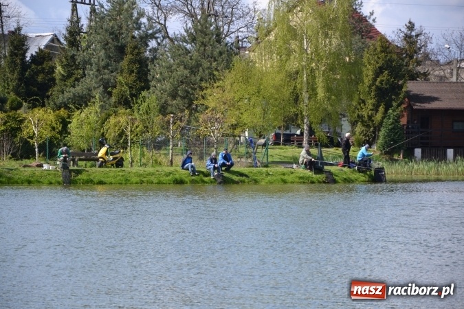 Zdjęcie w galerii na portalu naszraciborz.pl: Deszcz, grad, wiatr, czasem słońce na otwarcie sezonu wędkarskiego w Tworkowie  wiadomości z regionu