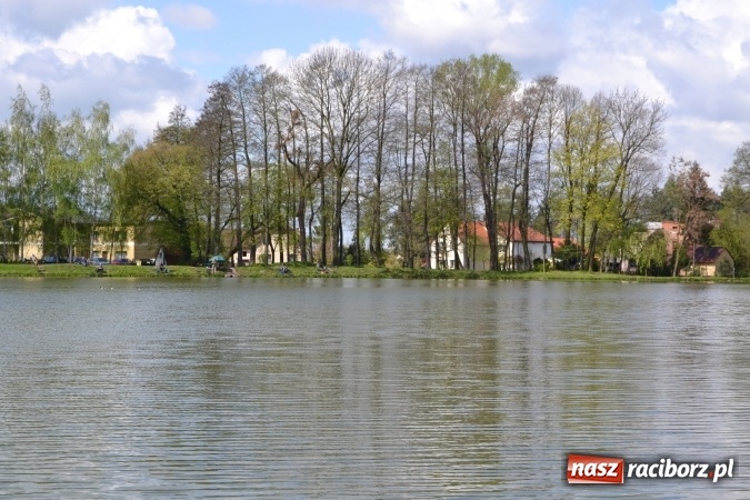 Zdjęcie w galerii na portalu naszraciborz.pl: Deszcz, grad, wiatr, czasem słońce na otwarcie sezonu wędkarskiego w Tworkowie  wiadomości z regionu