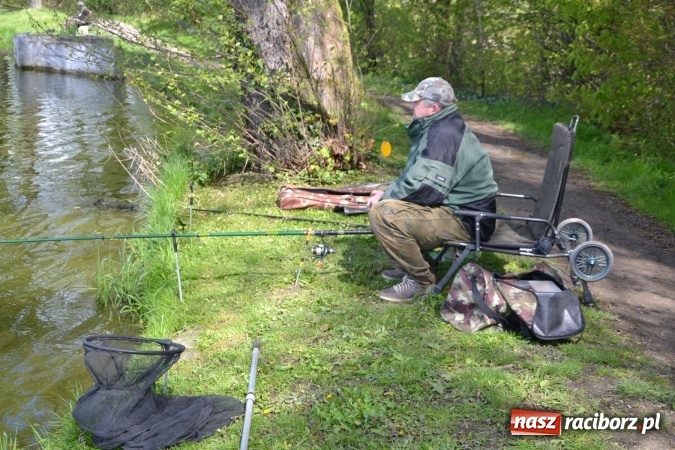 Zdjęcie w galerii na portalu naszraciborz.pl: Deszcz, grad, wiatr, czasem słońce na otwarcie sezonu wędkarskiego w Tworkowie  wiadomości z regionu