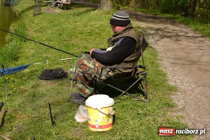 Zdjęcie w galerii na portalu naszraciborz.pl: Deszcz, grad, wiatr, czasem słońce na otwarcie sezonu wędkarskiego w Tworkowie  wiadomości z regionu