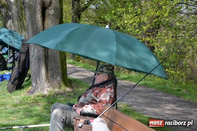 Zdjęcie w galerii na portalu naszraciborz.pl: Deszcz, grad, wiatr, czasem słońce na otwarcie sezonu wędkarskiego w Tworkowie  wiadomości z regionu