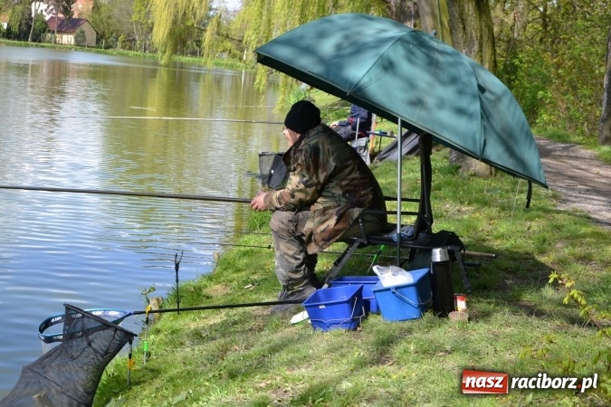 Zdjęcie w galerii na portalu naszraciborz.pl: Deszcz, grad, wiatr, czasem słońce na otwarcie sezonu wędkarskiego w Tworkowie  wiadomości z regionu