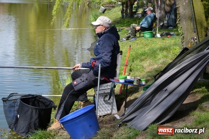 Zdjęcie w galerii na portalu naszraciborz.pl: Deszcz, grad, wiatr, czasem słońce na otwarcie sezonu wędkarskiego w Tworkowie  wiadomości z regionu
