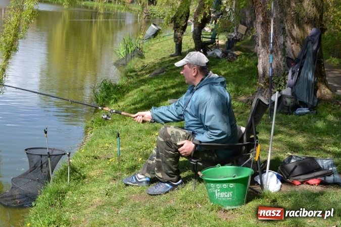 Zdjęcie w galerii na portalu naszraciborz.pl: Deszcz, grad, wiatr, czasem słońce na otwarcie sezonu wędkarskiego w Tworkowie  wiadomości z regionu