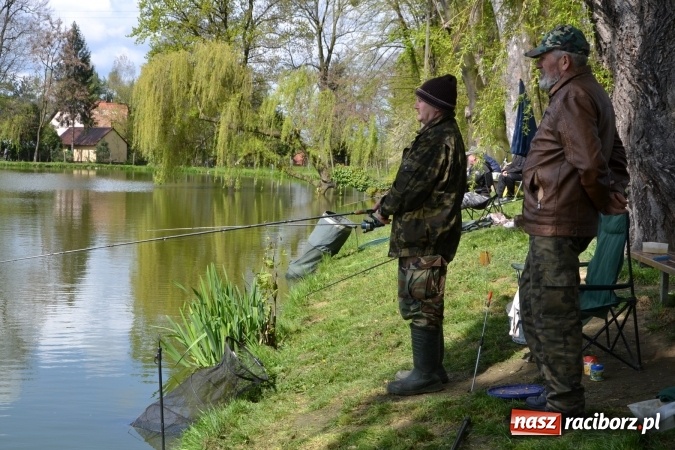 Zdjęcie w galerii na portalu naszraciborz.pl: Deszcz, grad, wiatr, czasem słońce na otwarcie sezonu wędkarskiego w Tworkowie  wiadomości z regionu