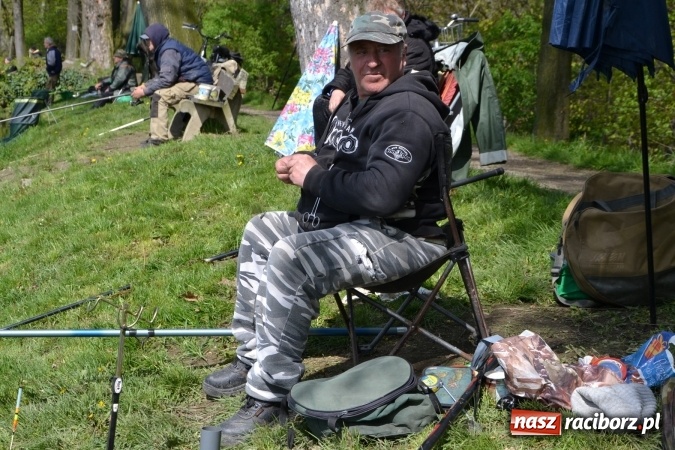 Zdjęcie w galerii na portalu naszraciborz.pl: Deszcz, grad, wiatr, czasem słońce na otwarcie sezonu wędkarskiego w Tworkowie  wiadomości z regionu