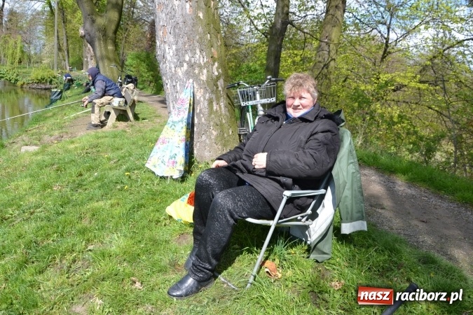 Zdjęcie w galerii na portalu naszraciborz.pl: Deszcz, grad, wiatr, czasem słońce na otwarcie sezonu wędkarskiego w Tworkowie  wiadomości z regionu