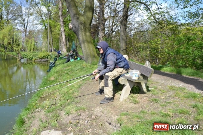 Zdjęcie w galerii na portalu naszraciborz.pl: Deszcz, grad, wiatr, czasem słońce na otwarcie sezonu wędkarskiego w Tworkowie  wiadomości z regionu