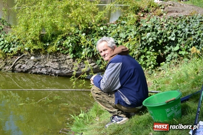 Zdjęcie w galerii na portalu naszraciborz.pl: Deszcz, grad, wiatr, czasem słońce na otwarcie sezonu wędkarskiego w Tworkowie  wiadomości z regionu