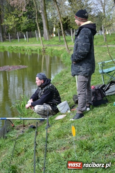 Zdjęcie w galerii na portalu naszraciborz.pl: Deszcz, grad, wiatr, czasem słońce na otwarcie sezonu wędkarskiego w Tworkowie  wiadomości z regionu