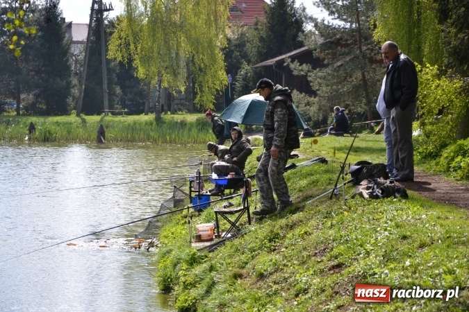 Zdjęcie w galerii na portalu naszraciborz.pl: Deszcz, grad, wiatr, czasem słońce na otwarcie sezonu wędkarskiego w Tworkowie  wiadomości z regionu