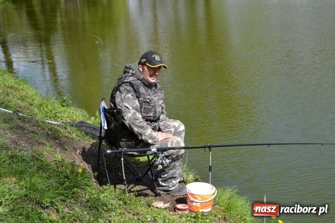 Zdjęcie w galerii na portalu naszraciborz.pl: Deszcz, grad, wiatr, czasem słońce na otwarcie sezonu wędkarskiego w Tworkowie  wiadomości z regionu