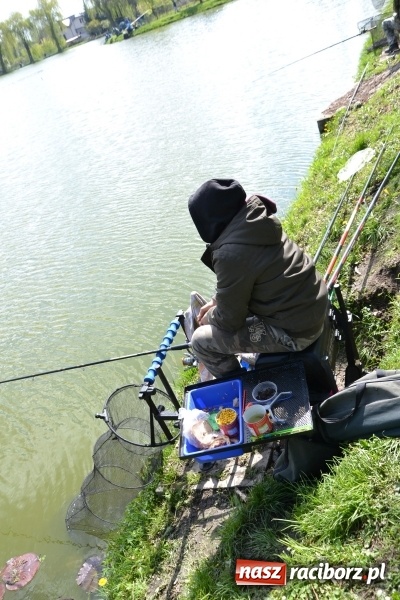 Zdjęcie w galerii na portalu naszraciborz.pl: Deszcz, grad, wiatr, czasem słońce na otwarcie sezonu wędkarskiego w Tworkowie  wiadomości z regionu