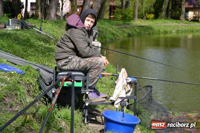 Zdjęcie w galerii na portalu naszraciborz.pl: Deszcz, grad, wiatr, czasem słońce na otwarcie sezonu wędkarskiego w Tworkowie  wiadomości z regionu
