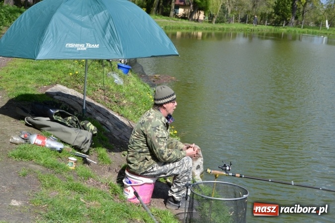 Zdjęcie w galerii na portalu naszraciborz.pl: Deszcz, grad, wiatr, czasem słońce na otwarcie sezonu wędkarskiego w Tworkowie  wiadomości z regionu