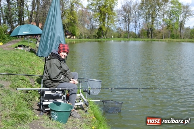 Zdjęcie w galerii na portalu naszraciborz.pl: Deszcz, grad, wiatr, czasem słońce na otwarcie sezonu wędkarskiego w Tworkowie  wiadomości z regionu