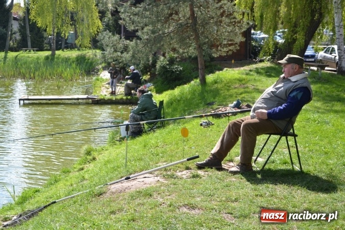 Zdjęcie w galerii na portalu naszraciborz.pl: Deszcz, grad, wiatr, czasem słońce na otwarcie sezonu wędkarskiego w Tworkowie  wiadomości z regionu