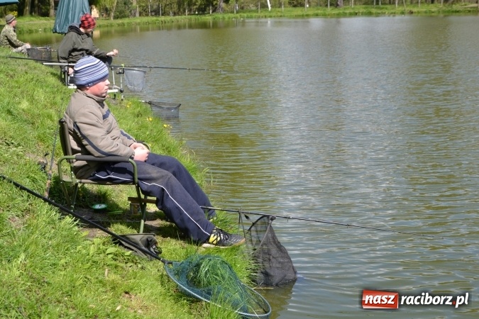 Zdjęcie w galerii na portalu naszraciborz.pl: Deszcz, grad, wiatr, czasem słońce na otwarcie sezonu wędkarskiego w Tworkowie  wiadomości z regionu