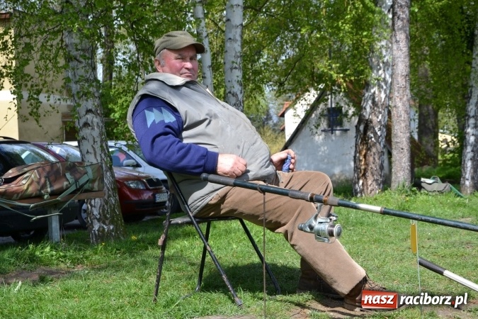 Zdjęcie w galerii na portalu naszraciborz.pl: Deszcz, grad, wiatr, czasem słońce na otwarcie sezonu wędkarskiego w Tworkowie  wiadomości z regionu
