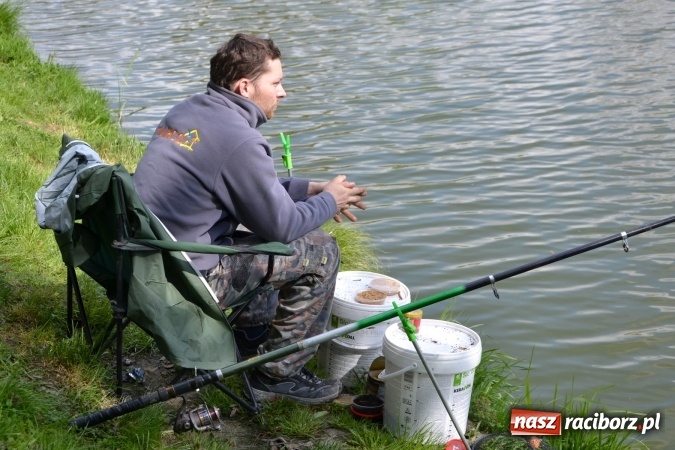 Zdjęcie w galerii na portalu naszraciborz.pl: Deszcz, grad, wiatr, czasem słońce na otwarcie sezonu wędkarskiego w Tworkowie  wiadomości z regionu