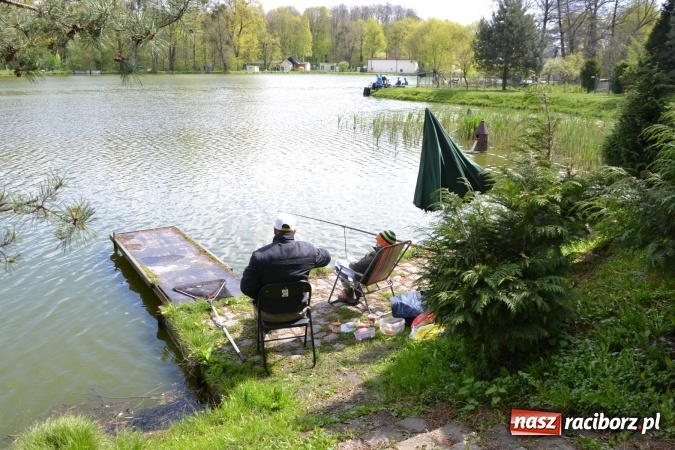 Zdjęcie w galerii na portalu naszraciborz.pl: Deszcz, grad, wiatr, czasem słońce na otwarcie sezonu wędkarskiego w Tworkowie  wiadomości z regionu