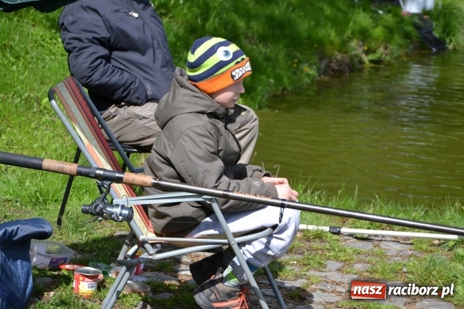 Zdjęcie w galerii na portalu naszraciborz.pl: Deszcz, grad, wiatr, czasem słońce na otwarcie sezonu wędkarskiego w Tworkowie  wiadomości z regionu
