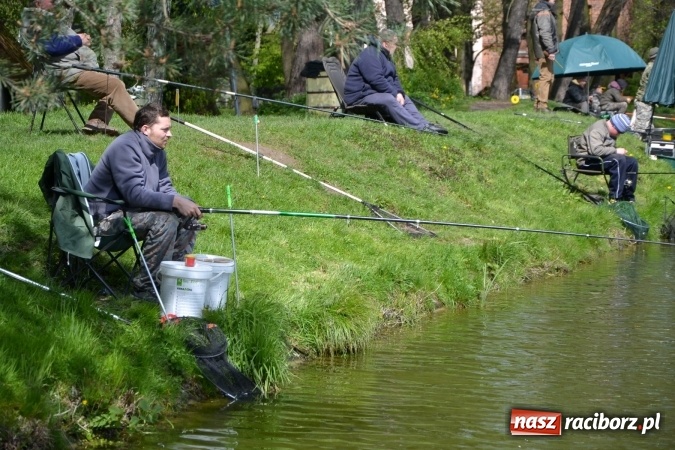 Zdjęcie w galerii na portalu naszraciborz.pl: Deszcz, grad, wiatr, czasem słońce na otwarcie sezonu wędkarskiego w Tworkowie  wiadomości z regionu