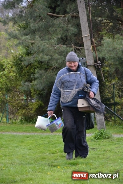 Zdjęcie w galerii na portalu naszraciborz.pl: Deszcz, grad, wiatr, czasem słońce na otwarcie sezonu wędkarskiego w Tworkowie  wiadomości z regionu