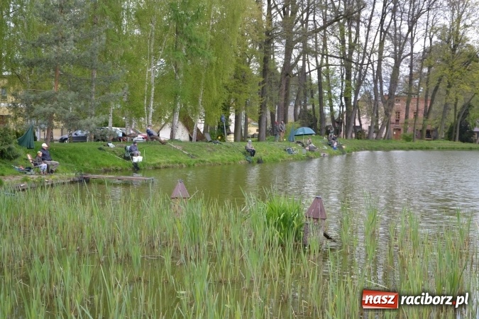 Zdjęcie w galerii na portalu naszraciborz.pl: Deszcz, grad, wiatr, czasem słońce na otwarcie sezonu wędkarskiego w Tworkowie  wiadomości z regionu