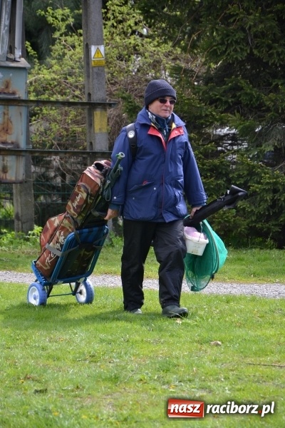 Zdjęcie w galerii na portalu naszraciborz.pl: Deszcz, grad, wiatr, czasem słońce na otwarcie sezonu wędkarskiego w Tworkowie  wiadomości z regionu