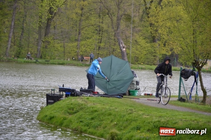 Zdjęcie w galerii na portalu naszraciborz.pl: Deszcz, grad, wiatr, czasem słońce na otwarcie sezonu wędkarskiego w Tworkowie  wiadomości z regionu