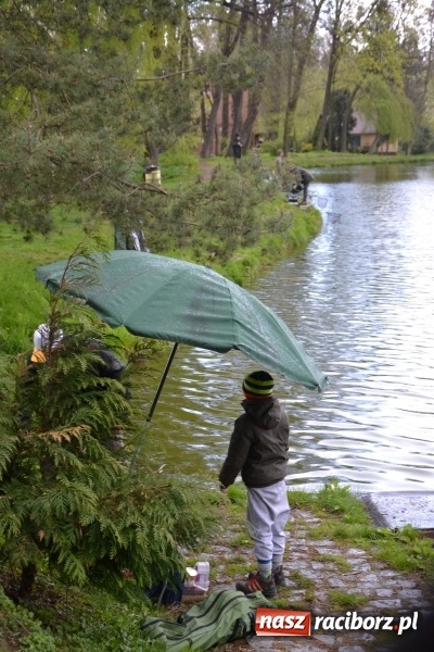 Zdjęcie w galerii na portalu naszraciborz.pl: Deszcz, grad, wiatr, czasem słońce na otwarcie sezonu wędkarskiego w Tworkowie  wiadomości z regionu
