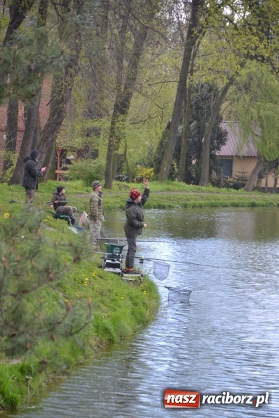 Zdjęcie w galerii na portalu naszraciborz.pl: Deszcz, grad, wiatr, czasem słońce na otwarcie sezonu wędkarskiego w Tworkowie  wiadomości z regionu
