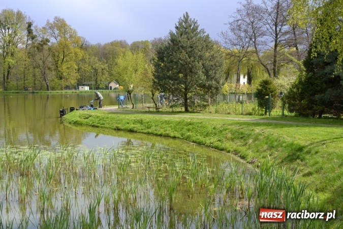 Zdjęcie w galerii na portalu naszraciborz.pl: Deszcz, grad, wiatr, czasem słońce na otwarcie sezonu wędkarskiego w Tworkowie  wiadomości z regionu
