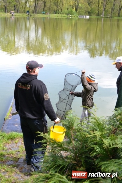 Zdjęcie w galerii na portalu naszraciborz.pl: Deszcz, grad, wiatr, czasem słońce na otwarcie sezonu wędkarskiego w Tworkowie  wiadomości z regionu