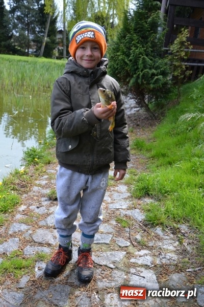 Zdjęcie w galerii na portalu naszraciborz.pl: Deszcz, grad, wiatr, czasem słońce na otwarcie sezonu wędkarskiego w Tworkowie  wiadomości z regionu