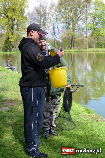 Zdjęcie w galerii na portalu naszraciborz.pl: Deszcz, grad, wiatr, czasem słońce na otwarcie sezonu wędkarskiego w Tworkowie  wiadomości z regionu