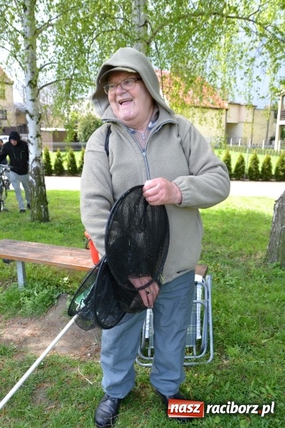 Zdjęcie w galerii na portalu naszraciborz.pl: Deszcz, grad, wiatr, czasem słońce na otwarcie sezonu wędkarskiego w Tworkowie  wiadomości z regionu