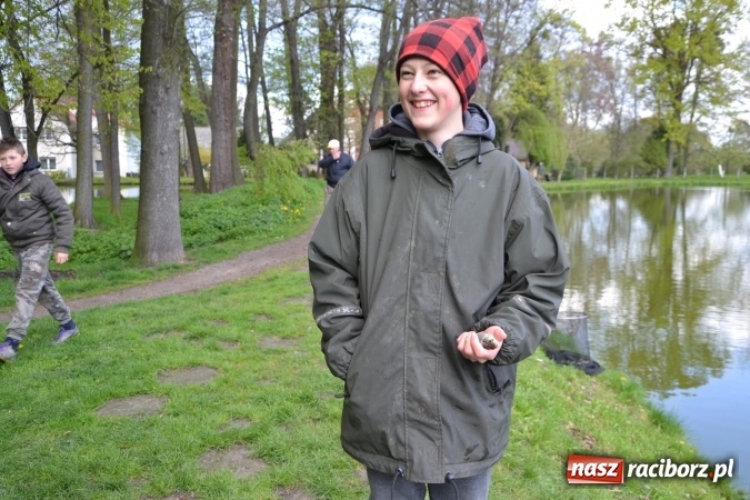 Zdjęcie w galerii na portalu naszraciborz.pl: Deszcz, grad, wiatr, czasem słońce na otwarcie sezonu wędkarskiego w Tworkowie  wiadomości z regionu